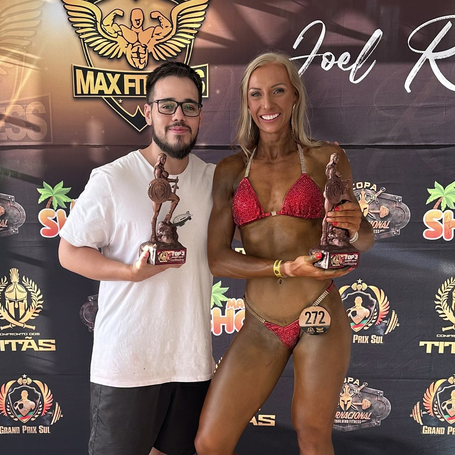 Júlio Gabriel ao lado de sua atleta premiada em competição